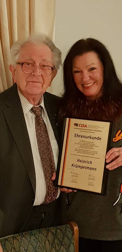 Die Ehrung und die berreichung der Urkunde von der CDA Kreisvorsitzende Monika Schick