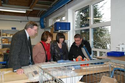 Im Bereich Verpackungen. Die behinderten Menschen werden entsprechend ihrer Mglichkeiten in den verschiedenen Ttigkeitsfeldern  eingesetzt. Von der Wscherei ber Verpackungen und Montagen bis hin zum  Bereich, in dem die Pflege und Betreuung im Vordergrund steht. 
